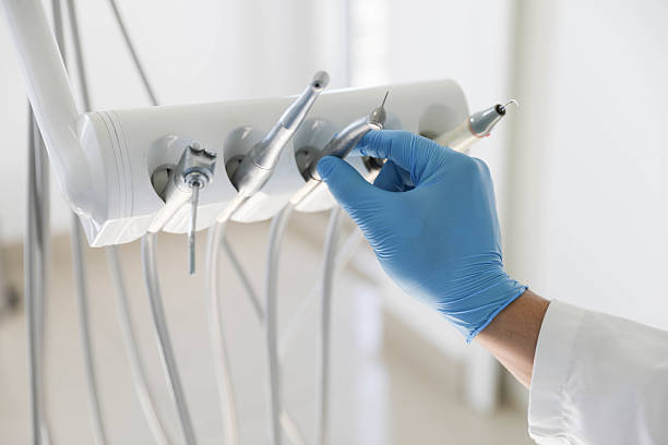 Professional Tooth Extraction technician working in Spencerville, NM